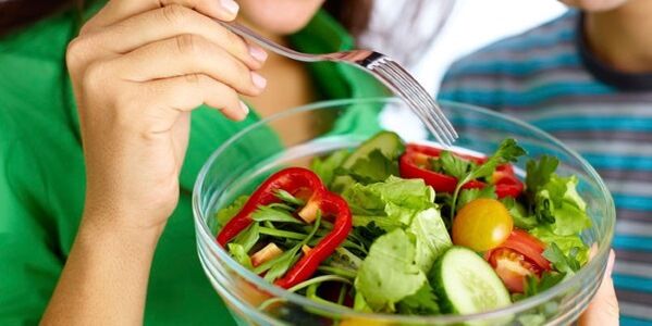 Consume vegetable salad with a carbohydrate-free diet to quench your hunger