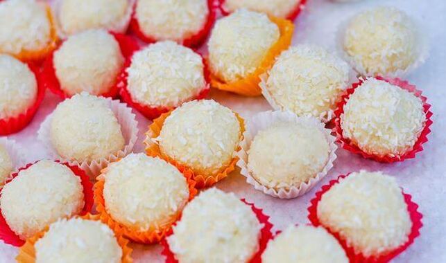 Raffaello, home-cooked - a low-carb diet dessert