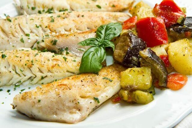 The weekly low-carb menu includes cod fried with eggplant and tomatoes. 