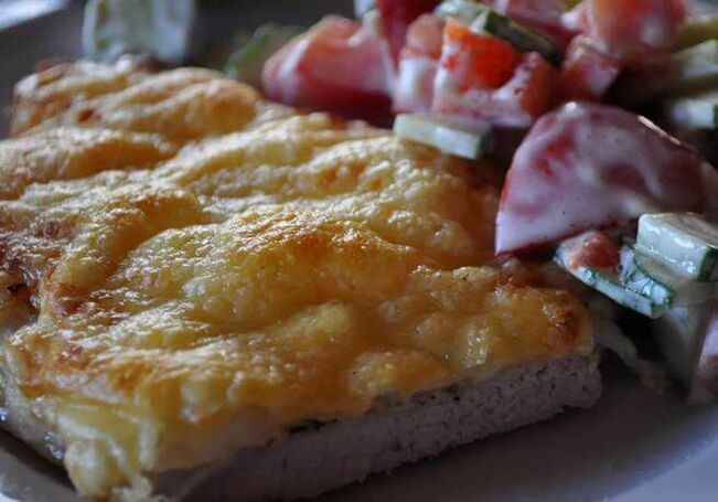 You can also fry veal with cheese in the oven following a low carb diet